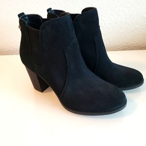 Koolaburra by Ugg comfy suade bootie. Size 6